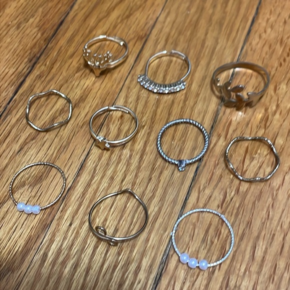Assortment of rings - Picture 2 of 7